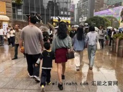 重庆断崖式降温后市民乱穿衣 究竟发生了什么？